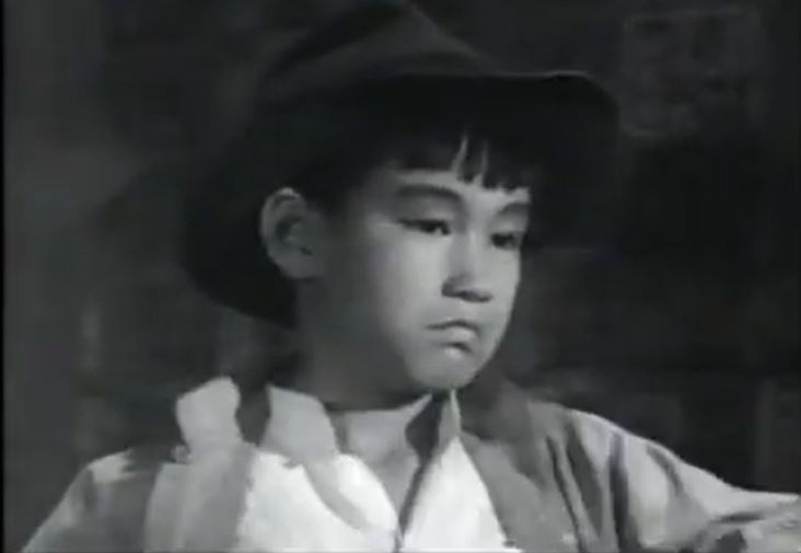 11月27日是李小龍生日！他雖然已經過世52年了，但仍然是全世界年輕人的勇氣象徵，不可不知道李小龍的20個真相曝光。（圖／翻攝自《Bruce Lee childhood film scene 李小龍童年電影片段》YT）