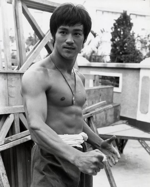 11月27日是李小龍生日！他雖然已經過世52年了，但仍然是全世界年輕人的勇氣象徵，不可不知道李小龍的20個真相曝光。（圖／翻攝自豆瓣電影）