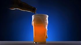 財政部今公告，對中國進口啤酒與特定熱軋鋼品課徵反傾銷稅，稅率最高達51.94%，追溯自今年7月3日實施，為期5年。部分進口商更需追補90日內進口稅款，防堵低價傾銷衝擊國內產業。（示意圖／PIXABAY）