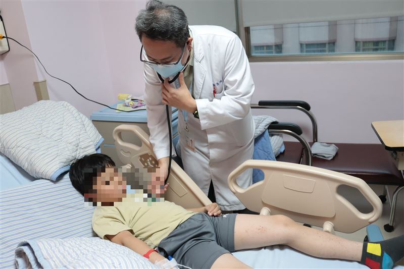 8歲童確診「免疫性血小板低下紫斑症」，緊急住院治療，5天後出院時，血小板已回復到正常值。（圖／衛福部彰化醫院提供）