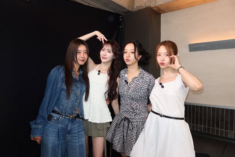 惠利（右二）因人在香港MAMA頒獎典禮，恐缺席珉娥婚禮。（圖／翻攝自IG @bbang_93）