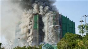 香港宏福苑大火，可見大片濃煙密布。（圖／翻攝自X平台 @BienPerez）