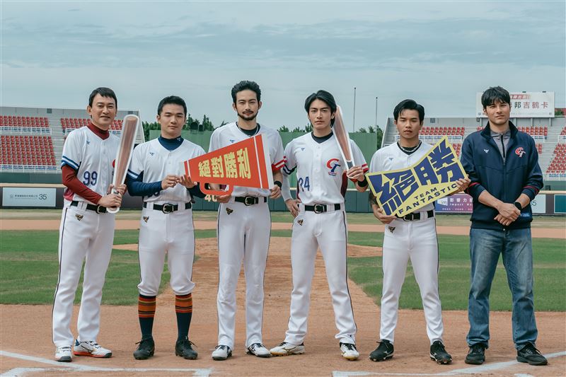 世界棒球十二強賽總冠軍電影《絕勝》今公布新卡司，王識賢（左起）、胡智強、張庭瑚、宋柏緯、陳泰河、鳳小岳身穿中華隊戰亮相。（圖／瀚草文創提供）