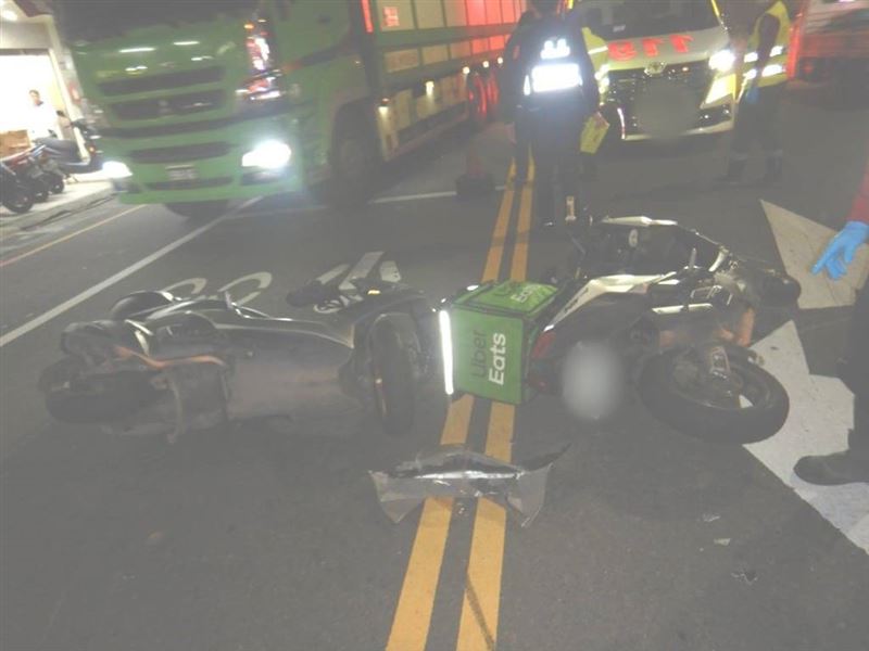 疑似因外送員車速過快，導致雙方閃避不及，當場於路口碰撞後倒地。（圖／桃園電子報提供）