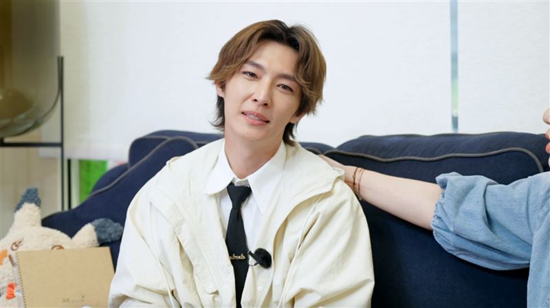 炎亞綸眼眶泛淚，唐綺陽貼心伸手安撫。（圖／大浪娛樂提供）