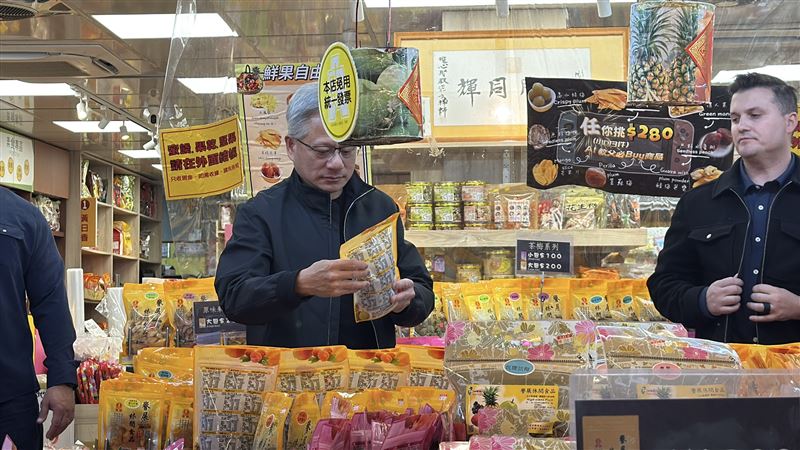 獨家／黃仁勳偷偷來！四平街挑蜜餞被抓包