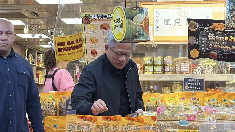 輝達執行長黃仁勳31日現身四平街蜜餞行,親自選購台灣傳統零食,吸引大批民眾圍觀。黃仁勳親口證實明晚將與台積電經營團隊聚餐,AI供應鏈動向備受市場關注。。(圖/資料照)