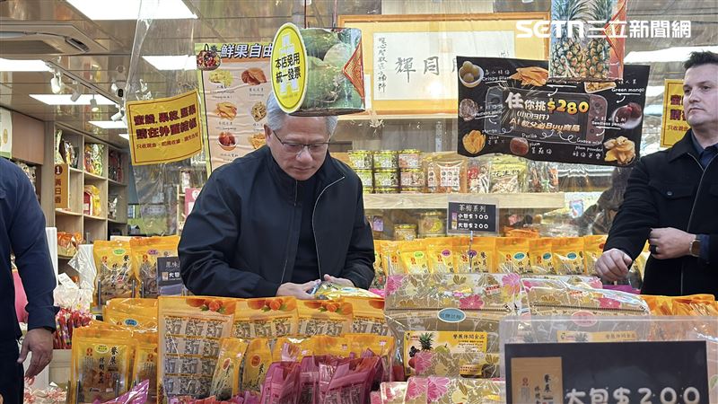 感恩節期間，輝達執行長黃仁勳悄現台北四平街，被民眾捕捉挑選蜜餞畫面，引發熱議。黃近年多次親訪台灣，展現親民與在地連結。（圖／三立新聞網獨家）