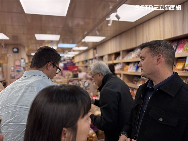 感恩節期間，輝達執行長黃仁勳悄現台北四平街，被民眾捕捉挑選蜜餞畫面。黃近年多次親訪台灣，展現親民與在地連結。（圖／三立新聞網獨家）
