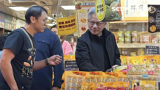 獨家／黃仁勳偷偷來！四平街挑蜜餞被抓包