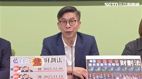 鍾佳濱回嗆，持續嚷嚷修法的人若還聽不懂，單一國籍就是如同單一配偶，「聽得懂嗎？只能有一位啦！」他也怒嗆藍營，不要再說兩岸同屬一中，這種「屁話」沒有用。（圖／翻攝畫面）