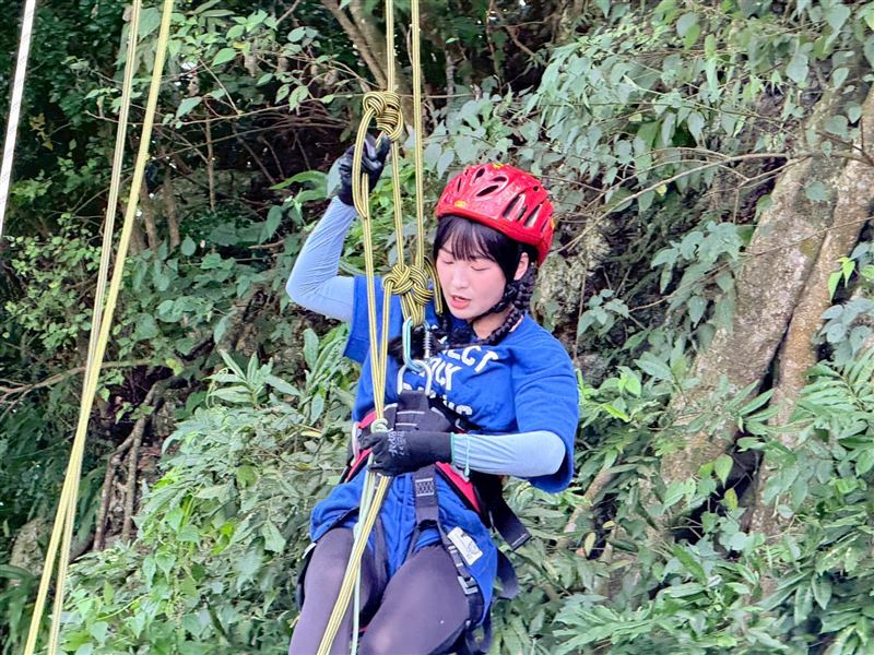籃籃卡在半空中。（圖／民視提供）