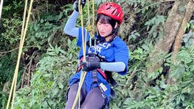 籃籃卡在半空中。（圖／民視提供）