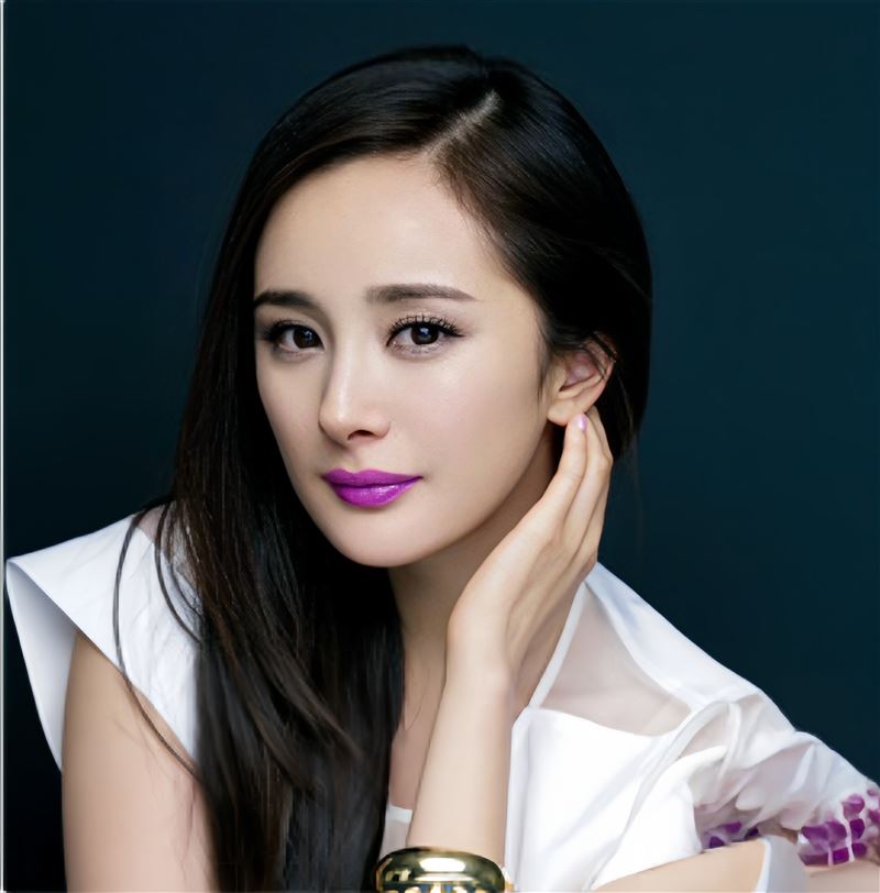 楊冪原訂今天宣布成為PRADA全球代言人，因為香港大火事件延燒而暫緩（圖／翻攝自楊冪微博）