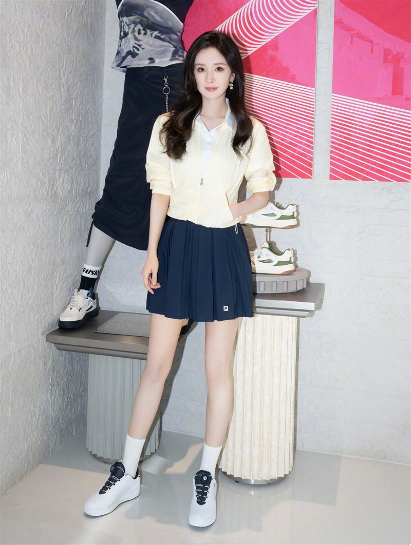 過往PRADA代言人都似乎有魔咒，日前楊冪還沒官宣就中招。（圖／翻攝自楊冪微博）