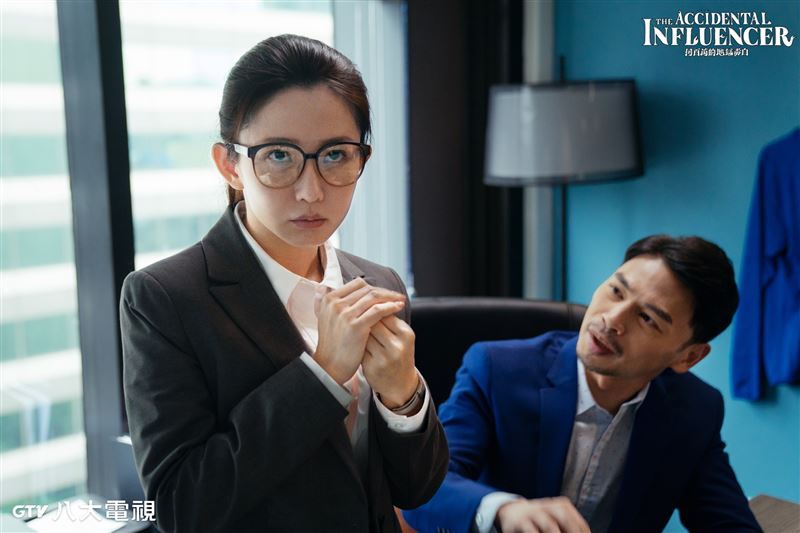 郭書瑤（圖左）為角色嘗試卡通式的喜劇表演，深獲劇迷好評。圖右為林暐恆（阿Ken）。（圖／八大提供）