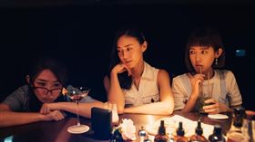 郭書瑤（圖左）為角色嘗試卡通式的喜劇表演，深獲劇迷好評。圖右為林暐恆（阿Ken）。（圖／八大提供）