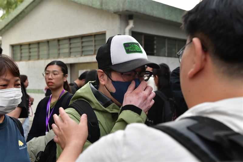 宏福苑大火，官方開放認屍，現場氣氛哀戚。（圖／翻攝自Threads @shinichicosrecord）