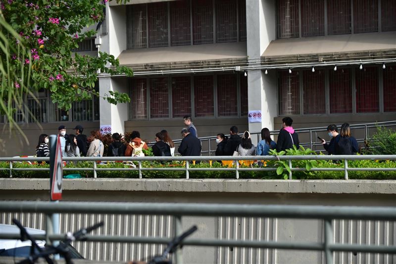 宏福苑大火，官方開放認屍，現場氣氛哀戚。（圖／翻攝自Threads @shinichicosrecord）