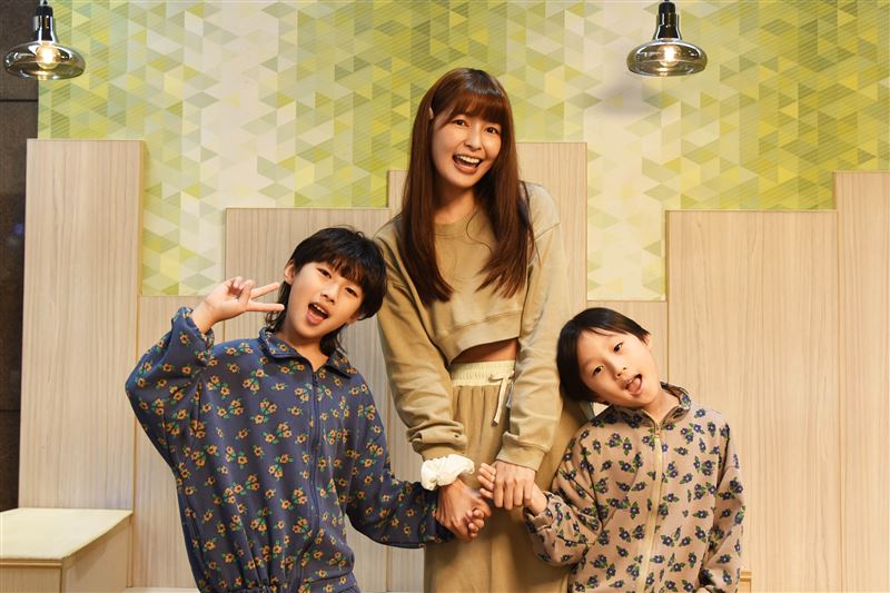 《小兒子阿甯咕》林舒語（中）與大兒子多多（左）、二兒子圈圈手牽手走進劇場。（圖／夢田影像提供）