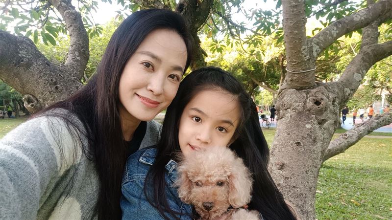 《小兒子阿甯咕》王以路（左）與9歲女兒蛋蛋及愛犬妮妮。（圖／夢田影像提供）