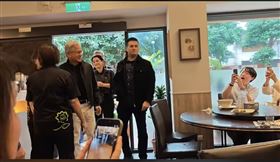 輝達執行長黃仁勳驚喜現身「花娘小館」，瞬間讓現場氣氛瞬間沸騰。（圖／Christina Chan 授權提供）