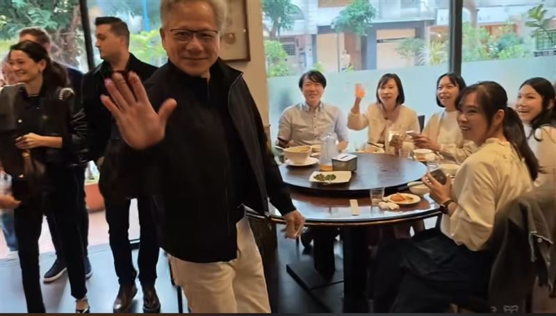 輝達執行長黃仁勳驚喜現身「花娘小館」，瞬間讓現場氣氛瞬間沸騰。（圖／Christina Chan授權提供）