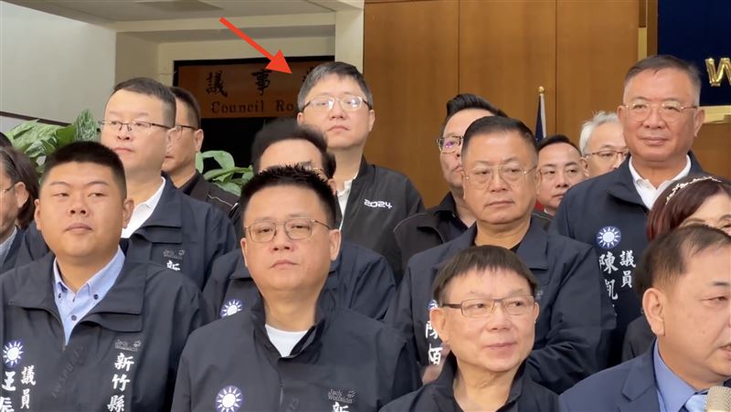 鄭朝方的哥哥、無黨的縣議員鄭朝鐘現身站台。（圖／翻攝畫面）