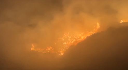 花蓮「華東垃圾掩埋場」短短2個多月內同一個掩埋場一燒再燒，這次又在同一側起火。（圖／翻攝畫面）