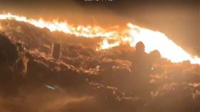 花蓮「華東掩埋垃圾場」又傳火警，烈焰濃煙、臭味漫天。（圖／翻攝畫面）