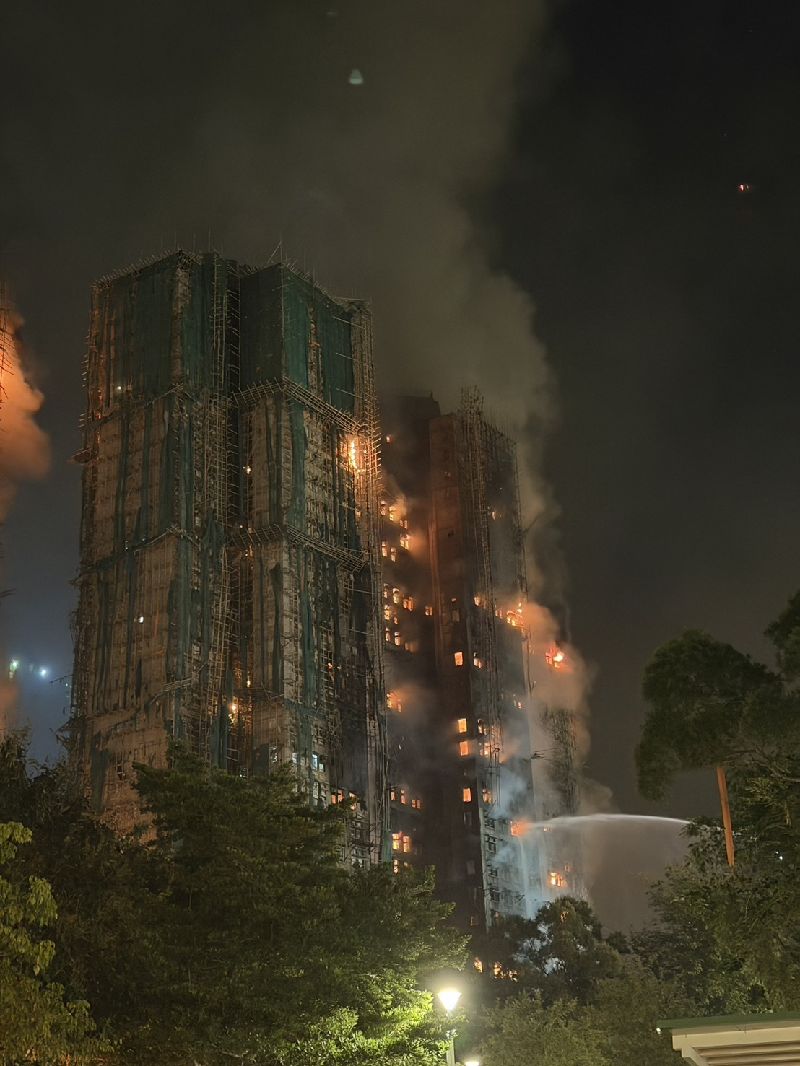 香港新界大埔宏福苑26日發生香港數十年來最嚴重的火災。（圖／中央社）