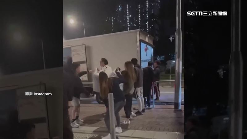 港火警民間有愛!市民築「人鏈」運送物資