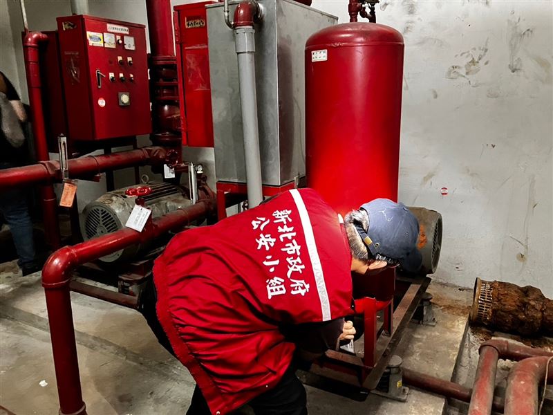 新北市政府公安小組執行大樓消防安全設備檢查。（翻攝畫面）