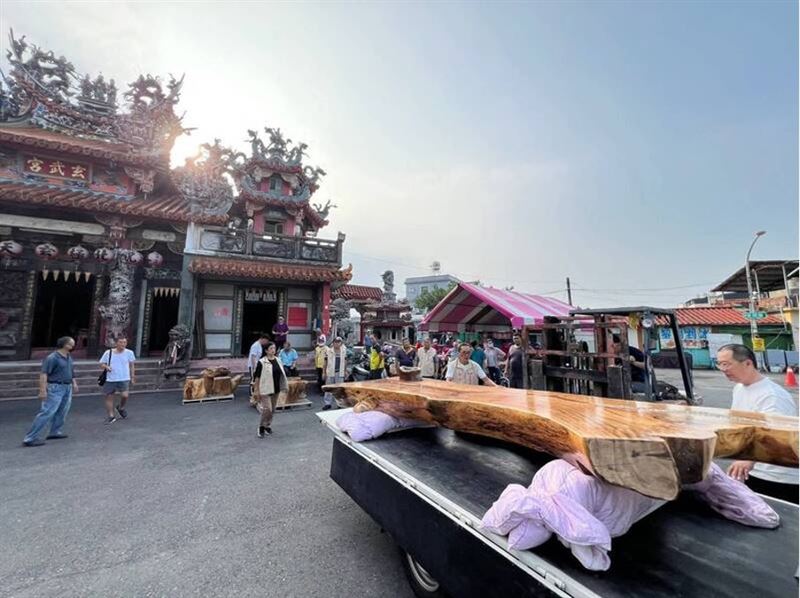 老樹化身泡茶桌入廟。（圖／村長黃永全提供）