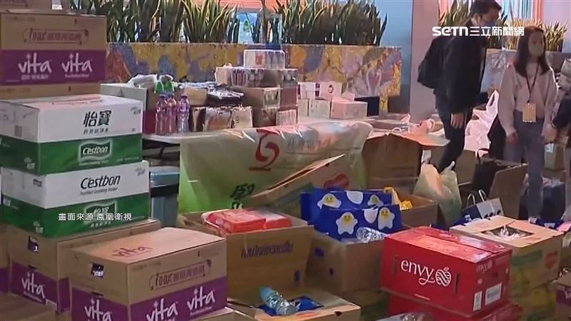 災區湧入物資，許多民眾自發性組成「步兵」運送。（圖／翻攝自鳳凰衛視）