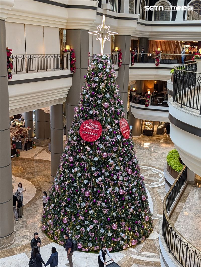 台北君悅11月28日晚間將點亮象徵美好祝福的十米高聖誕樹。（圖／記者李鴻典攝）