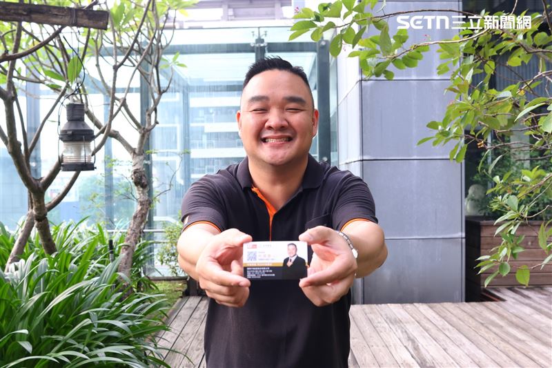 林道遠曾因為疫情零收入，轉行當外送員，如今成功轉戰房仲業變千萬經紀人。（圖／記者鄭孟晃攝影）