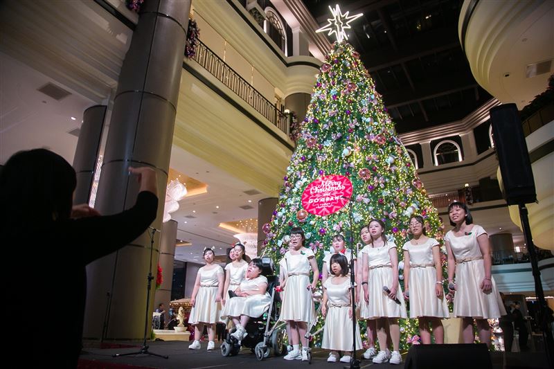 罕見疾病基金會北區天籟女聲團溫暖獻唱，為聖誕點燈送上滿滿祝福。（圖／飯店旅宿業者提供）