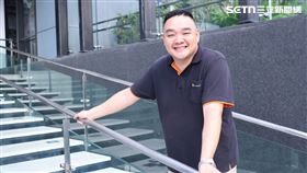 林道遠曾因為疫情零收入，轉行當外送員，如今成功轉戰房仲業變千萬經紀人。（圖／記者鄭孟晃攝影）