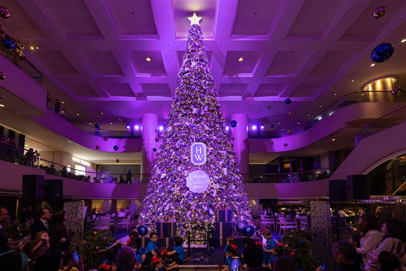 台北晶華酒店點亮全台室內最高聖誕樹。（圖／飯店旅宿業者提供）