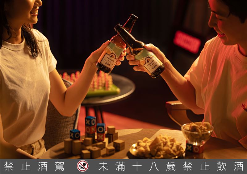 耶誕跨年入住捷絲旅西門館享「狂歡不斷電」禮包二選一，「吉姆老爹」精釀啤酒派對包或是「金車補給園」薑黃好禮，度假模式自由選配。（圖／飯店旅宿業者提供）