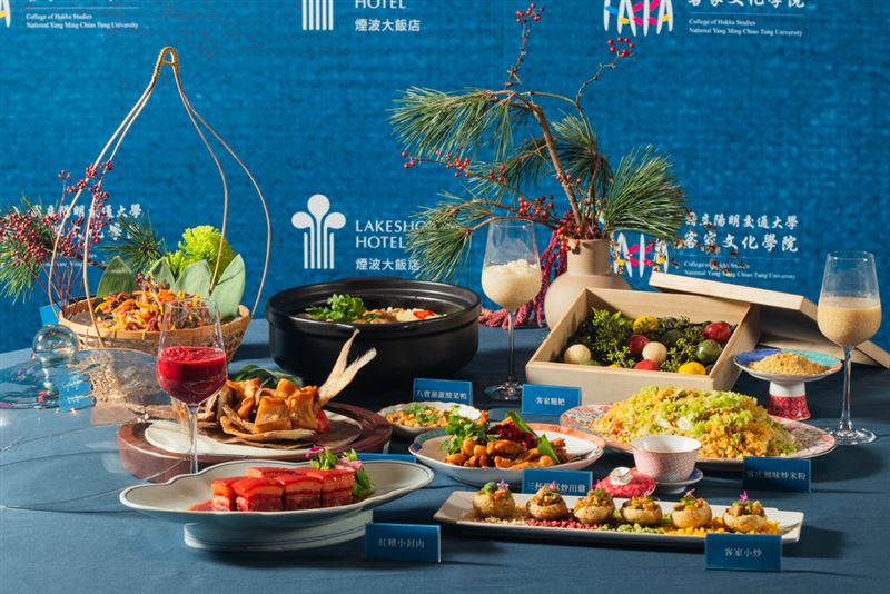 煙波集團現場「經典客家宴」料理展示，象徵產學合作計畫的起點。（圖／飯店旅宿業者提供）