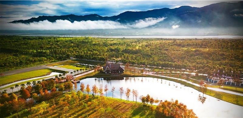 理想大地知名美景落羽松進入轉色期，橘紅倒影映在湖面，景緻如畫。（圖／飯店旅宿業者提供）