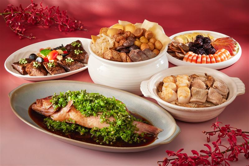 台北喜來登大飯店推出頂級外帶年菜，要價近兩萬元的米其林一星請客樓「極品御璽」年菜套組，選用鮑魚、干貝、花膠等高檔食材入饌。（圖／飯店旅宿業者提供）