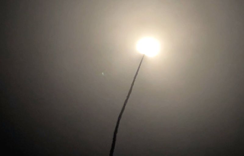 中科院27日重啟高彈道飛彈試射，從台東成功海邊發射靶彈。（圖／中央社）