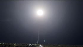 中科院重啟飛彈試射　彈道高逾30公里（1）睽違2年，中科院27日晚間重啟高彈道飛彈試射，自屏東九鵬基地發射飛彈、從台東成功海邊發射靶彈（圖），公告最高彈道逾30公里。中央社記者盧太城台東攝　114年11月27日