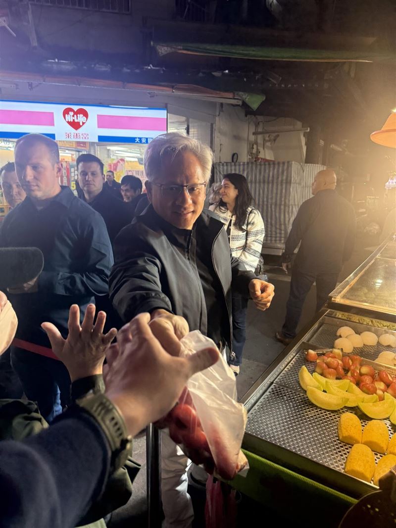 黃仁勳現身通化夜市，自掏腰包請民眾吃水果，相當親民。（圖／網友Threads＠jx181.4授權提供，未經同意請勿轉載）