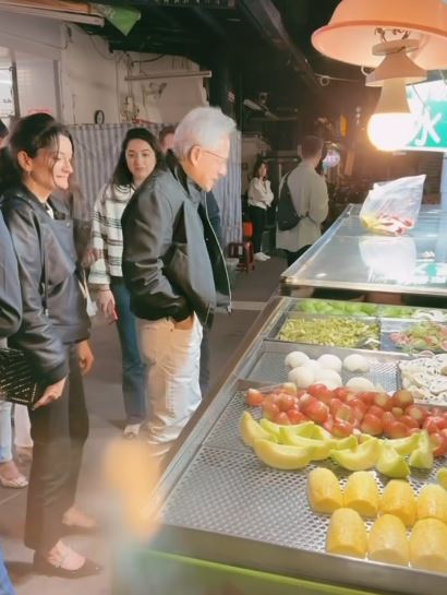 黃仁勳現身通化夜市買水果，女兒也陪伴在後。（圖／網友Threads＠angieliu0521授權提供，未經同意請勿轉載）