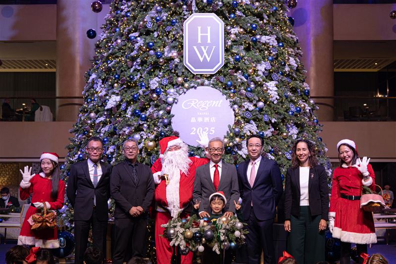 台北晶華酒店於酒店中庭打造3層樓高、總高近12公尺的耶誕樹，今（27）日晚間舉辦點燈儀式。（圖／晶華酒店提供）