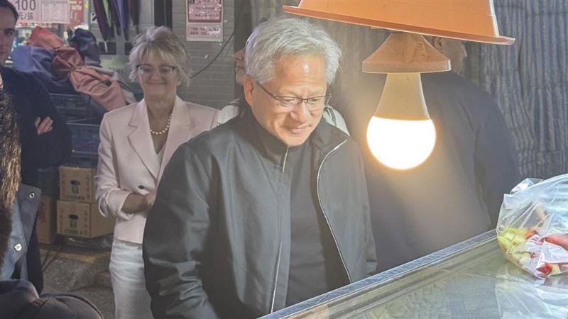 黃仁勳現身通化夜市　老闆娘熱情招呼